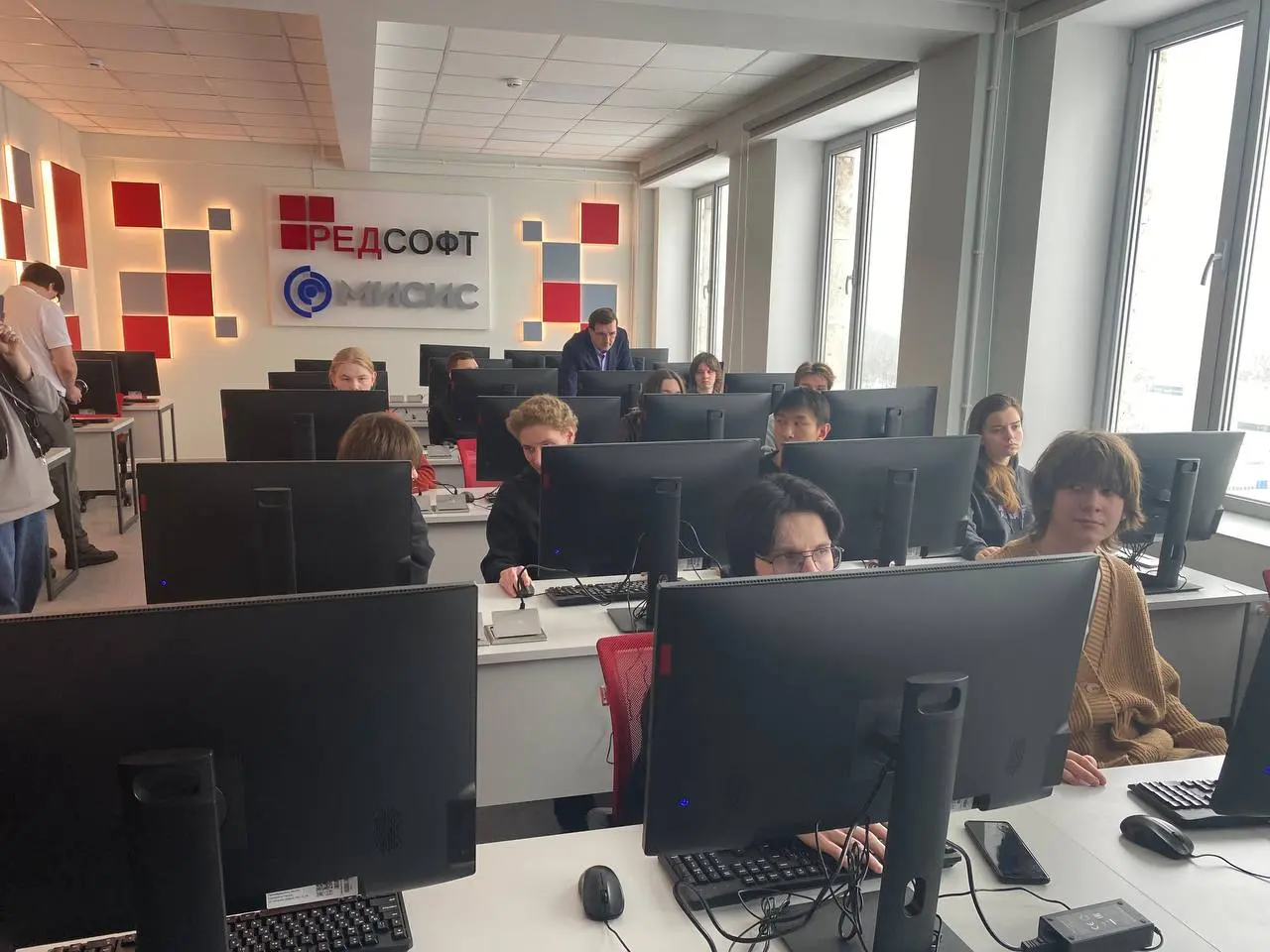 В Л-корпусе университета МИСИС открылась Лаборатория РЕД СОФТ
Вчера наша редакция присутствовала на этом событии | Сетка — социальная сеть от hh.ru