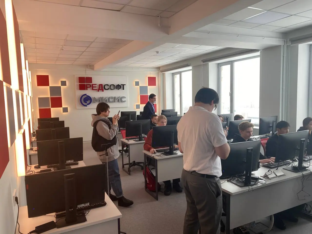 В Л-корпусе университета МИСИС открылась Лаборатория РЕД СОФТ
Вчера наша редакция присутствовала на этом событии | Сетка — социальная сеть от hh.ru