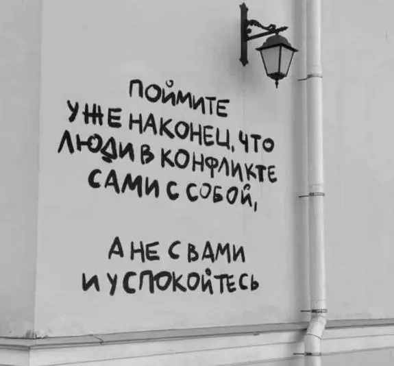 Четыре +1 золотые правила маркетинга, которые стоит знать тем, кто закупает рекламу.
1. Потеря всегда ощутимее выигрыша.
Когда вы пишете креатив, вы либо играете на дофамине, либо на страхе потери | Сетка — социальная сеть от hh.ru