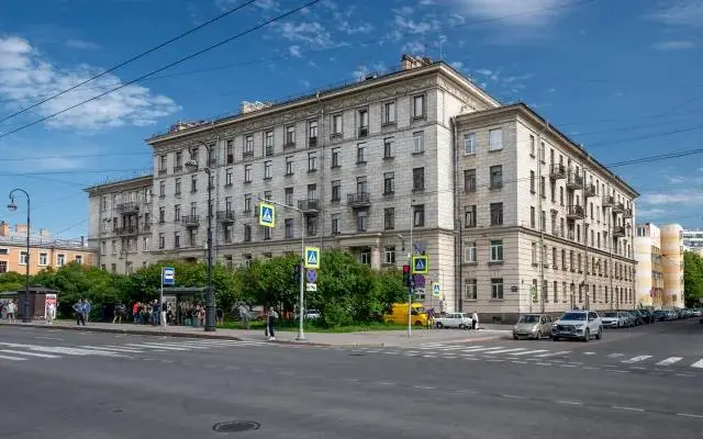 🏛 Сталинки у Горного — самые семейные дома Васильевского острова
📍 район Горного института / Наличной / Среднего проспекта
Это уже другая Васька.
Более спокойная, зелёная и “для жизни” | Сетка — социальная сеть от hh.ru