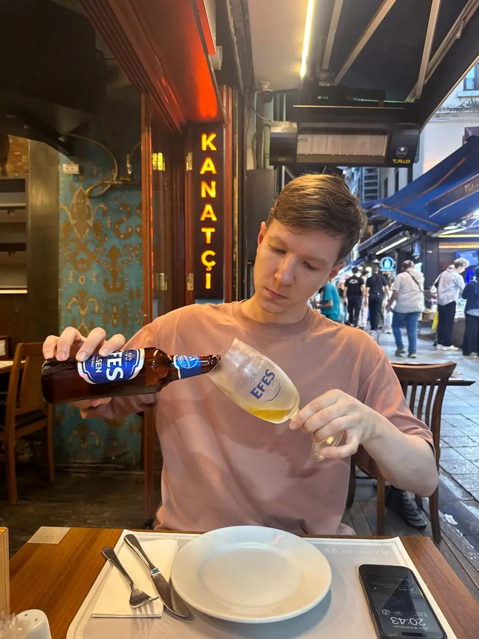 Пятница, коллеги 🍻
У кого-то пятница это повод выпить пива, а у кого-то пиво повод стать предпринимателем. Люди недооценивают вклад пенного напитка в банковскую систему мира и глобальную экономику | Сетка — социальная сеть от hh.ru