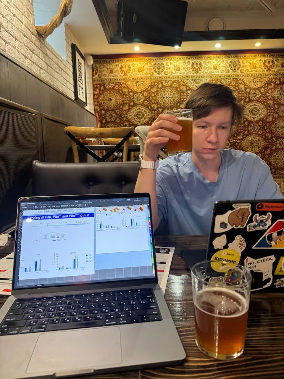 Пятница, коллеги 🍻
У кого-то пятница это повод выпить пива, а у кого-то пиво повод стать предпринимателем. Люди недооценивают вклад пенного напитка в банковскую систему мира и глобальную экономику | Сетка — социальная сеть от hh.ru