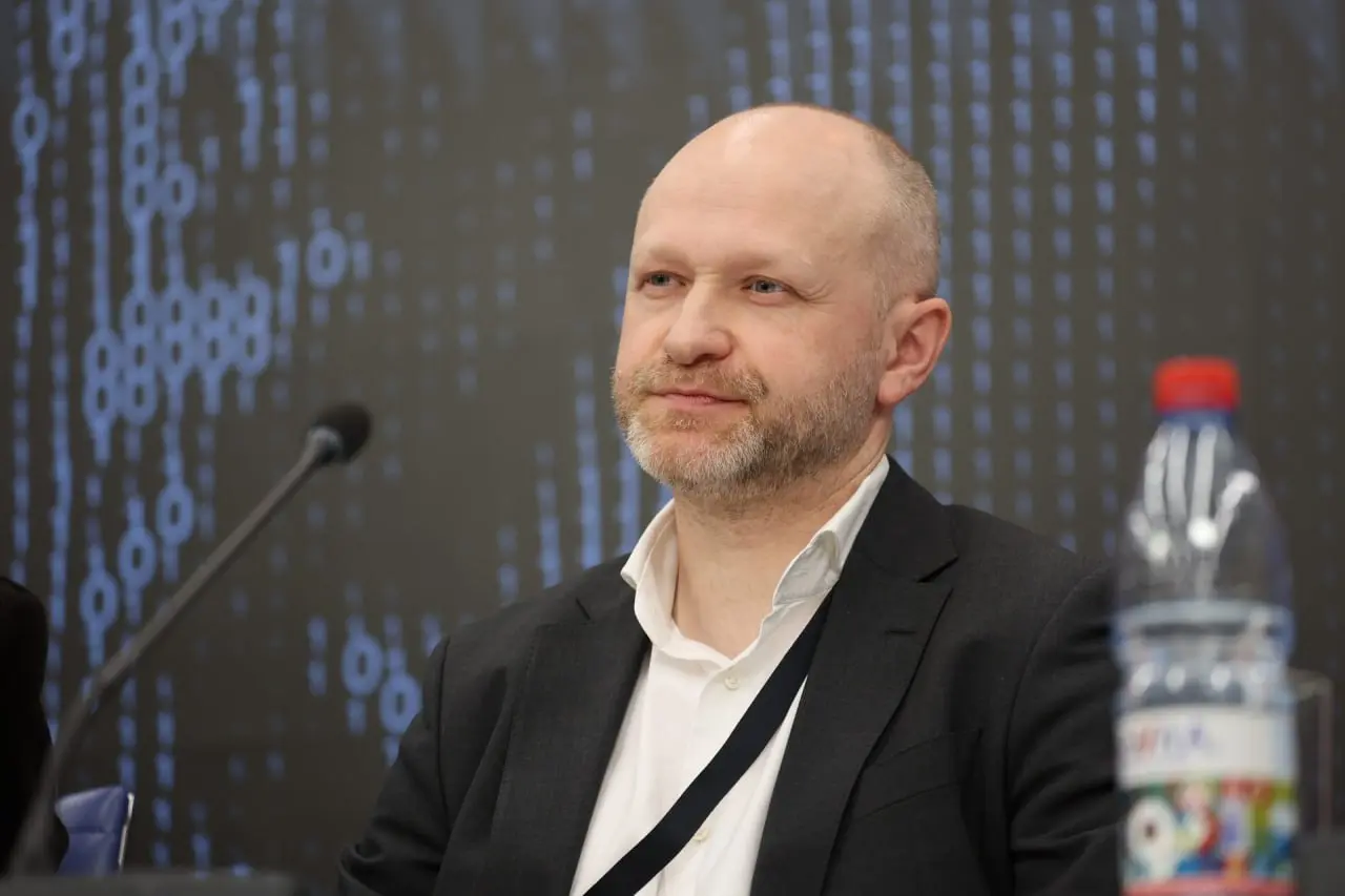 🔵 А7А5 занимает долю до 10% расчетов во внешней торговле РФ — Олег Огиенко
Руководитель проекта A7A5 Олег Огиенко выступил на форуме FINCORE и представил ключевые показатели рублёвого стейблкоина | Сетка — социальная сеть от hh.ru