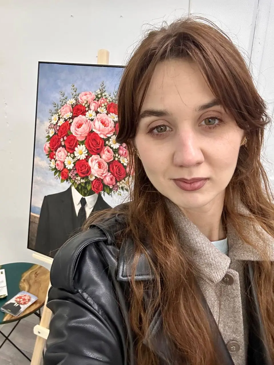 Нам с Юлей не сидится спокойно на месте и поэтому моя Мадонна снова в Холсте, с нашей новой работой, в рамках выставки «Комната с весной» | Сетка — социальная сеть от hh.ru