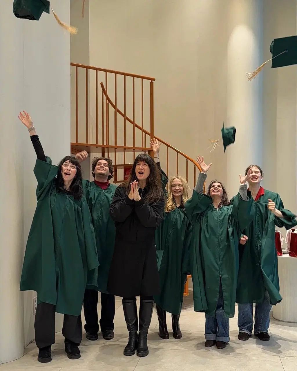 Вот за что я люблю свою работу 😍
#будниHRD
На этой неделе выпустили первый поток студентов Школы Визуальных мерчендайзеров | Сетка — социальная сеть от hh.ru