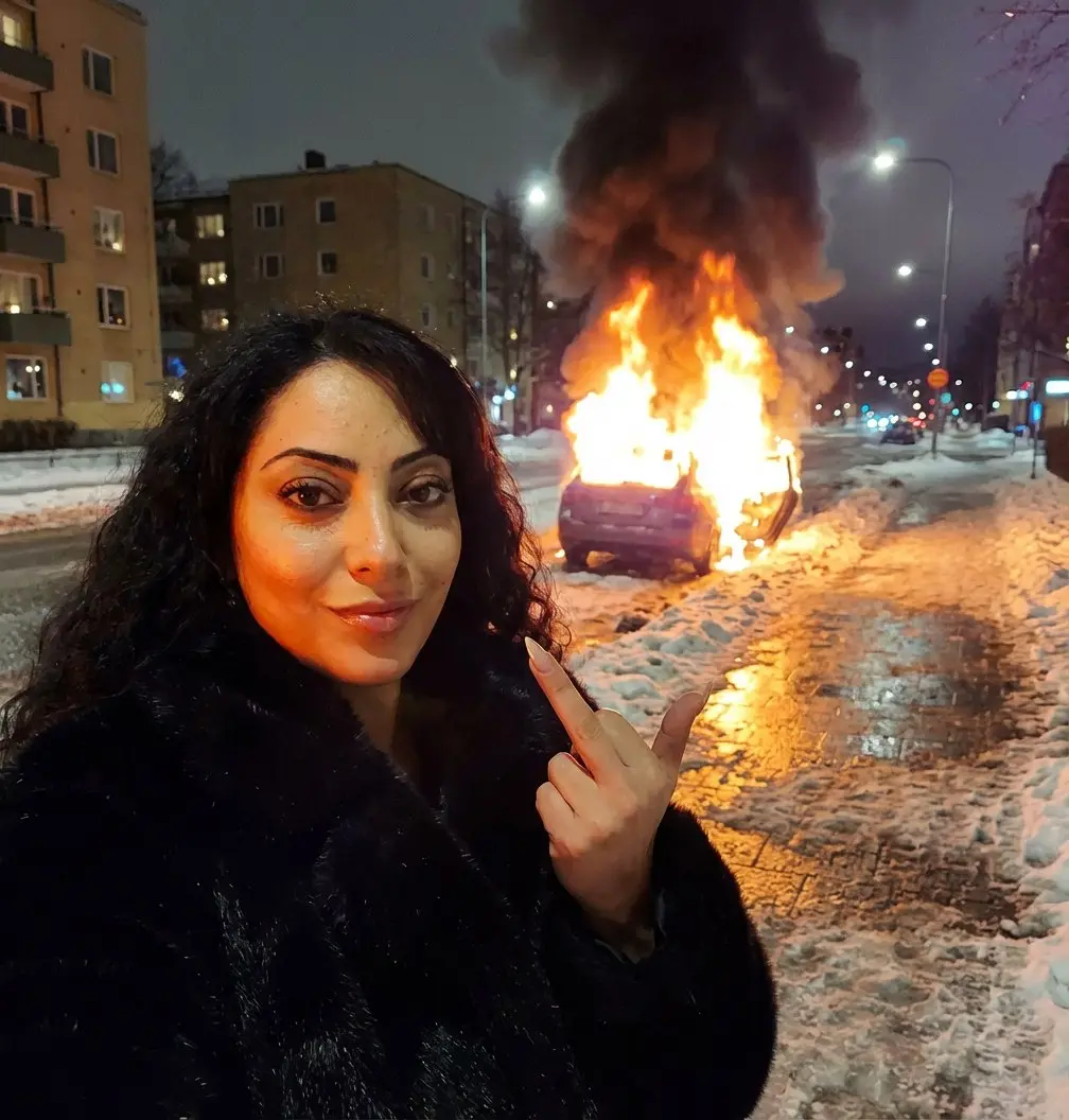 Use uploaded selfie as identity reference ONLY, keep the exact face likeness, facial proportions, eyes/nose/lips, skin texture, hairstyle and hairline from the selfie, replace ONLY the woman’s appeara... | Сетка — социальная сеть от hh.ru