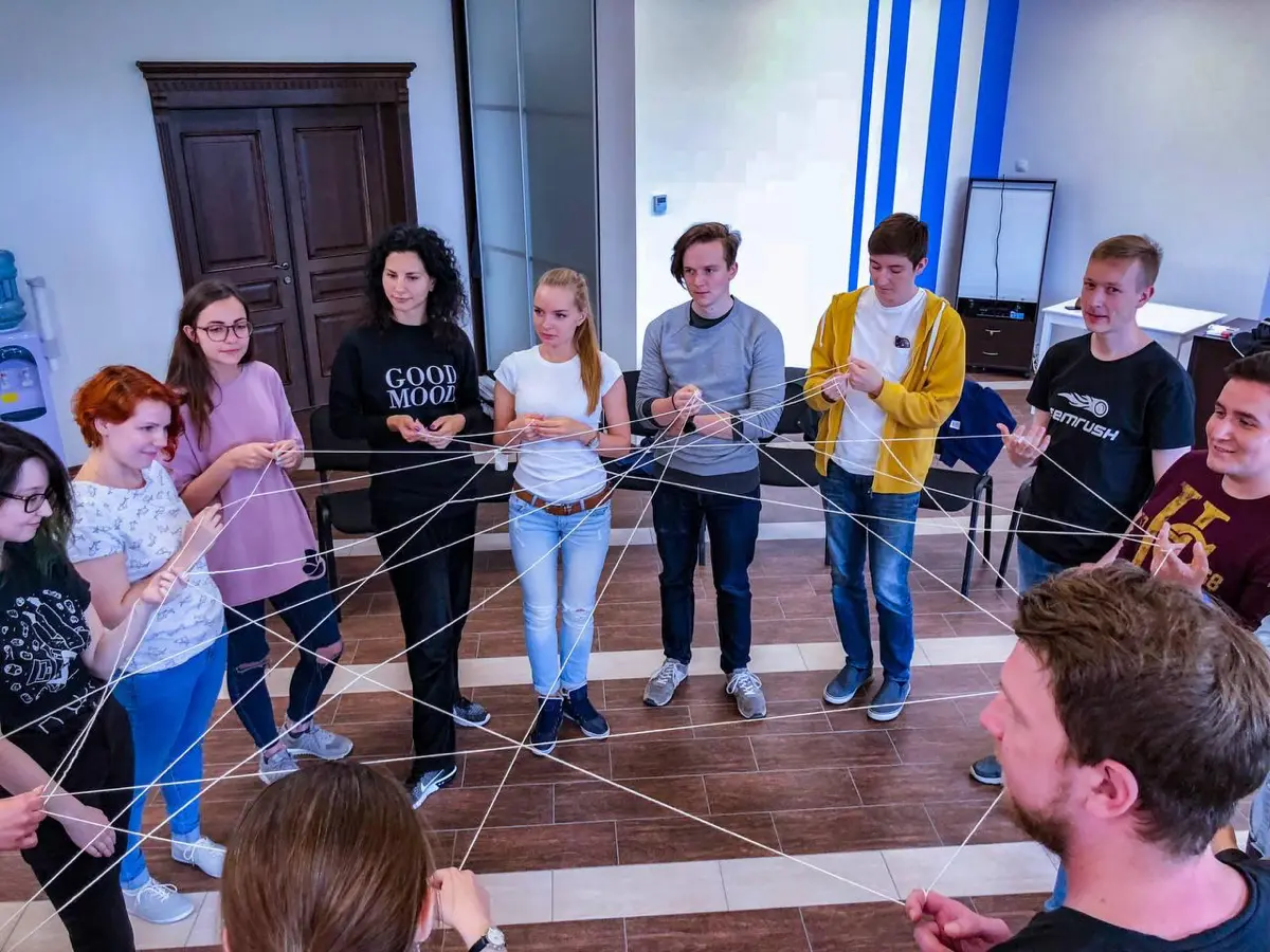 ​​🧶 Нитка — тёплое упражнение на доверие для команды | Сетка — социальная сеть от hh.ru