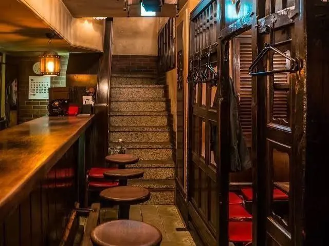 В Японии открылся бесплатный бар для тех, кто собирается уволиться
Tenshoku Sodan Bar — бар, название которого буквально переводится как «Консультационный бар по смене работы»
А бармены в нём — профес... | Сетка — социальная сеть от hh.ru
