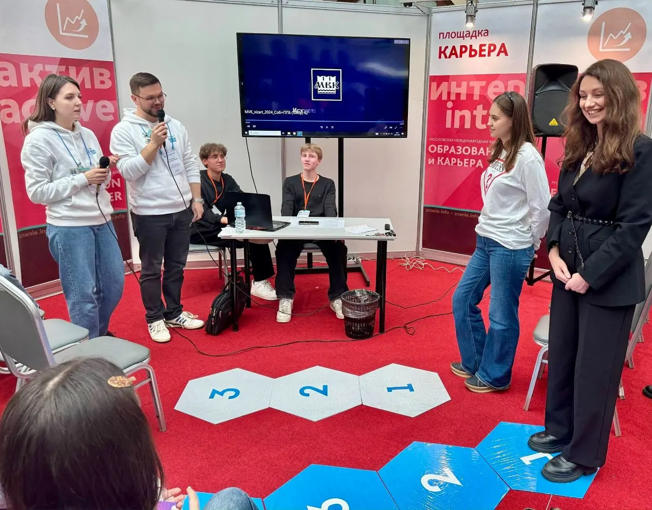 Сотрудники Мосводоканала стали настоящими ⭐️ звездами образовательной площадки на выставке «Образование и карьера»! 🌊🎯
Сегодня, 28 февраля, в Гостином Дворе прошел увлекательный образовательный квест ... | Сетка — социальная сеть от hh.ru