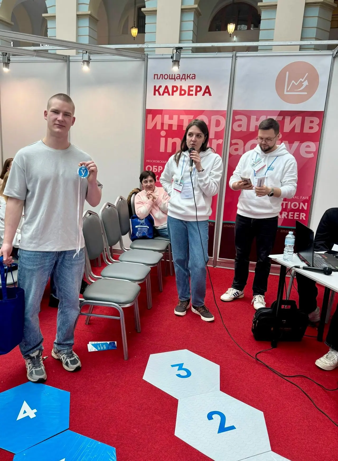 Сотрудники Мосводоканала стали настоящими ⭐️ звездами образовательной площадки на выставке «Образование и карьера»! 🌊🎯
Сегодня, 28 февраля, в Гостином Дворе прошел увлекательный образовательный квест ... | Сетка — социальная сеть от hh.ru
