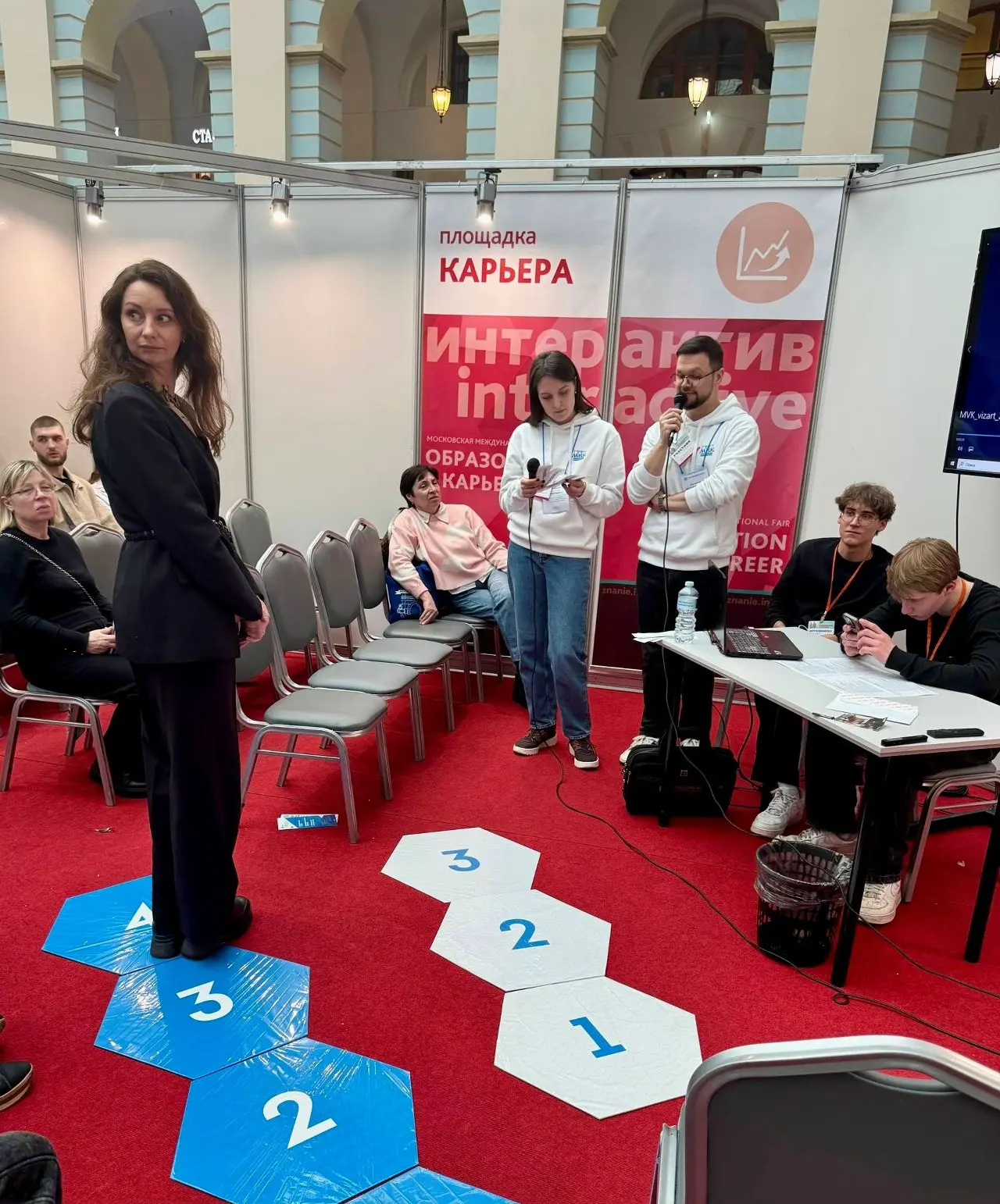 Сотрудники Мосводоканала стали настоящими ⭐️ звездами образовательной площадки на выставке «Образование и карьера»! 🌊🎯
Сегодня, 28 февраля, в Гостином Дворе прошел увлекательный образовательный квест ... | Сетка — социальная сеть от hh.ru