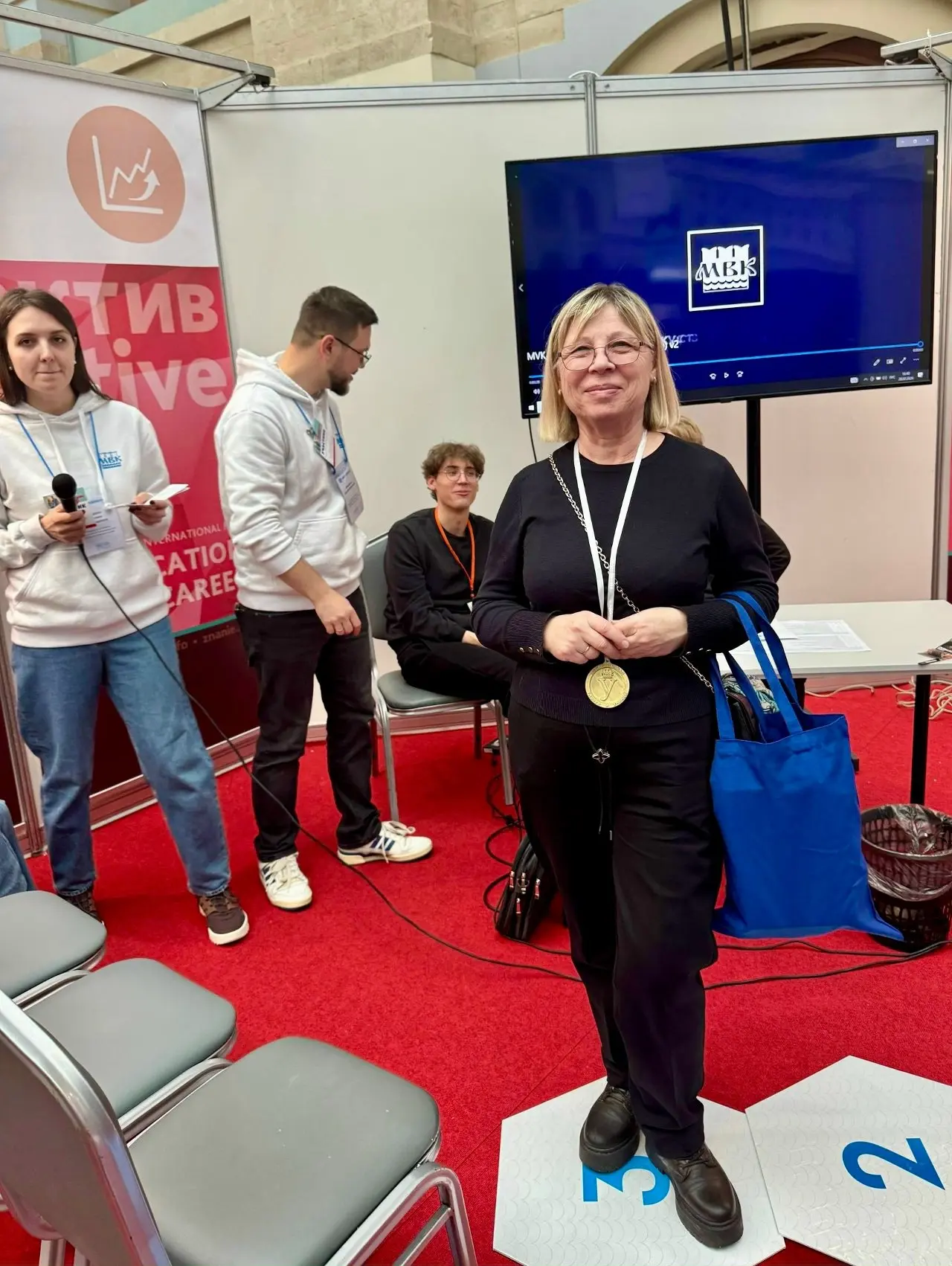 Сотрудники Мосводоканала стали настоящими ⭐️ звездами образовательной площадки на выставке «Образование и карьера»! 🌊🎯
Сегодня, 28 февраля, в Гостином Дворе прошел увлекательный образовательный квест ... | Сетка — социальная сеть от hh.ru
