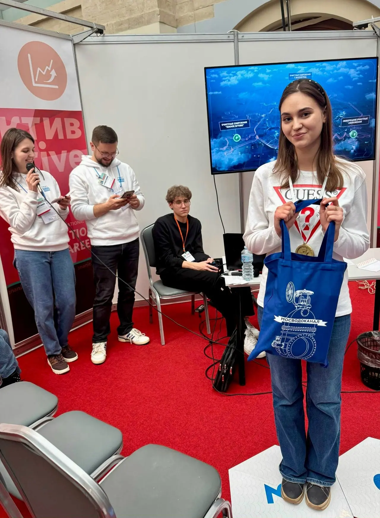 Сотрудники Мосводоканала стали настоящими ⭐️ звездами образовательной площадки на выставке «Образование и карьера»! 🌊🎯
Сегодня, 28 февраля, в Гостином Дворе прошел увлекательный образовательный квест ... | Сетка — социальная сеть от hh.ru