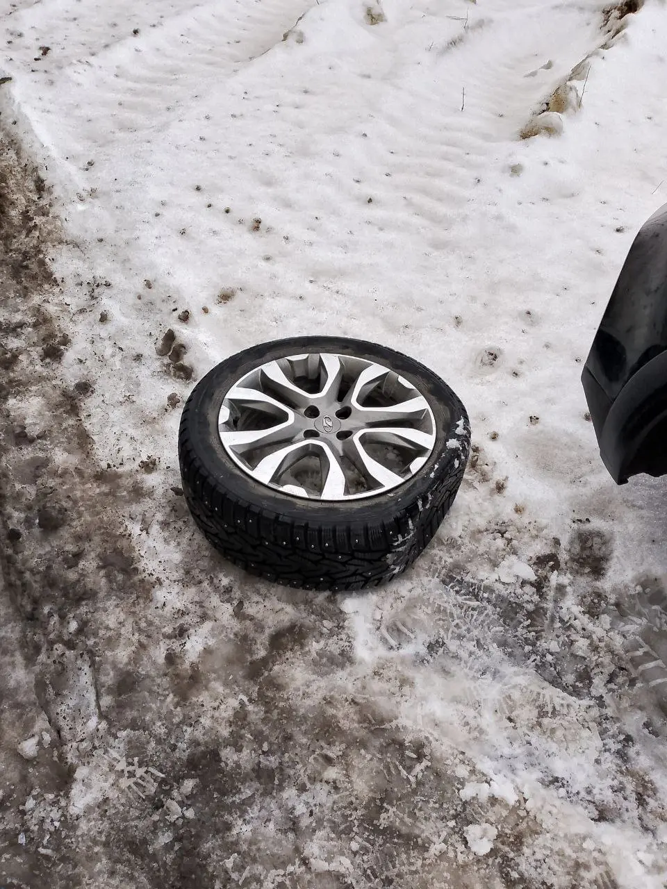 #Life: конченая федеральная трасса
На Горьковском шоссе одни дыры и очень глубокие, в несколько я попал и в итоге проколол колесо
Поставил докатку, доехал до шиномонтажку, сказали колесо не пригодно к... | Сетка — социальная сеть от hh.ru