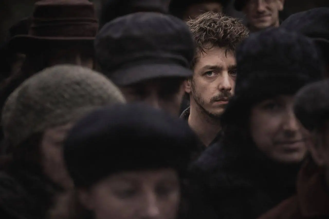 📺 Фильм недели — «Уроки фарси» (2020 г.)
Это фильм, который включаешь просто на вечер, а потом еще пару дней вспоминаешь отдельные сцены | Сетка — социальная сеть от hh.ru