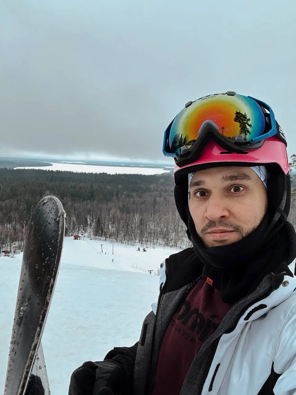 Первая катка. Открыл сезон, когда все его уже закрывают.
На самом деле закрыл одну из целей в этом году. Хотел научиться кататься на борде. Взял все в прокат и поехал с друзьями | Сетка — социальная сеть от hh.ru