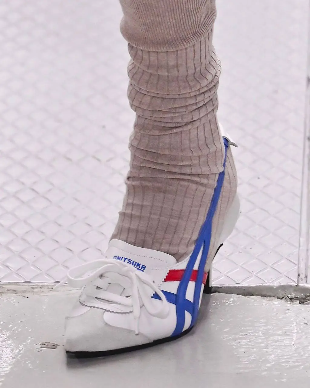 #Артем Каблук.
Кроссовки Mexico 66 от японского бренда Onitsuka стали так популярны, что их адаптируют под женские туфли на каблуке. Девушки смогут прикупить хайповую модель обуви уже этим летом. | Сетка — социальная сеть от hh.ru