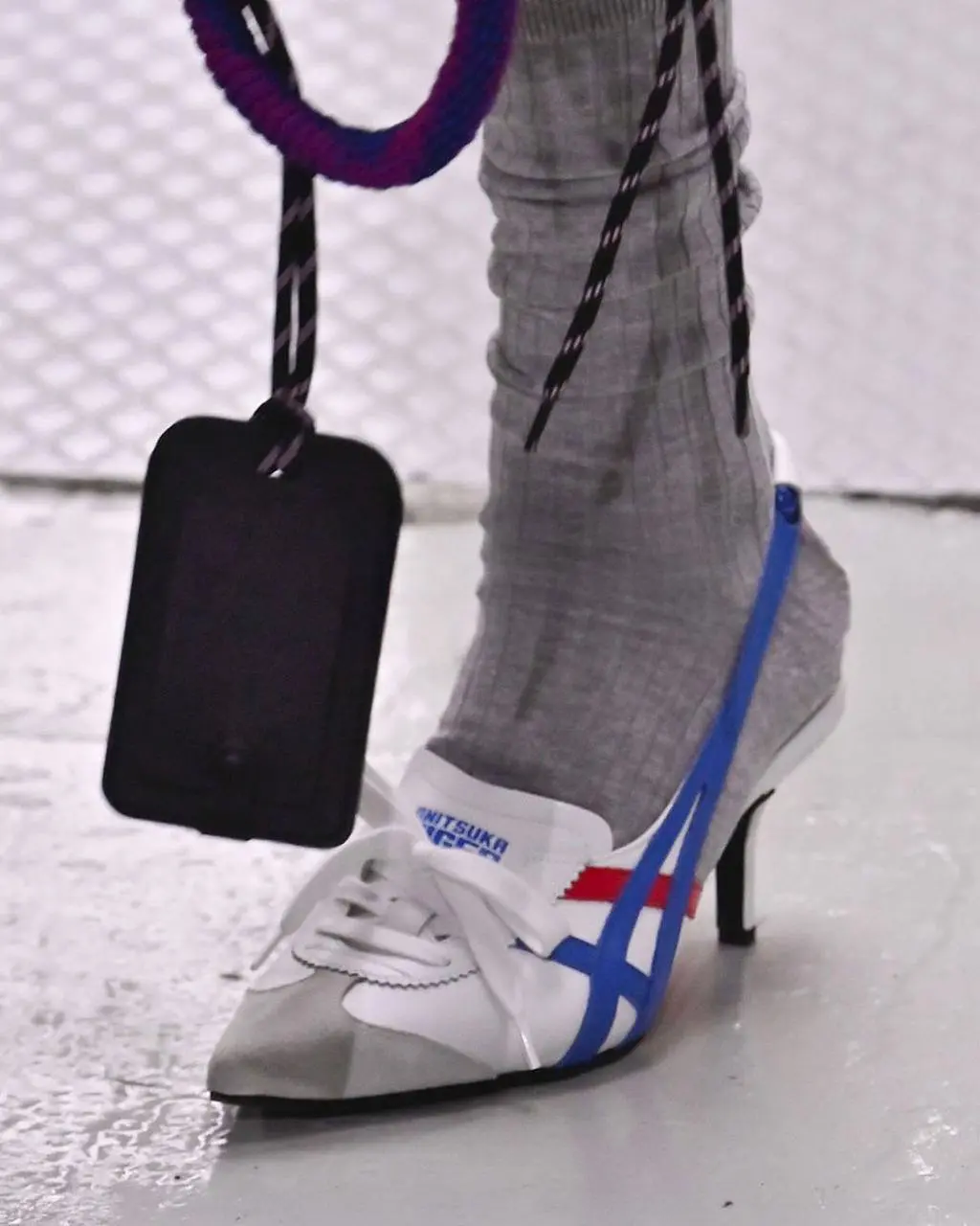 #Артем Каблук.
Кроссовки Mexico 66 от японского бренда Onitsuka стали так популярны, что их адаптируют под женские туфли на каблуке. Девушки смогут прикупить хайповую модель обуви уже этим летом. | Сетка — социальная сеть от hh.ru