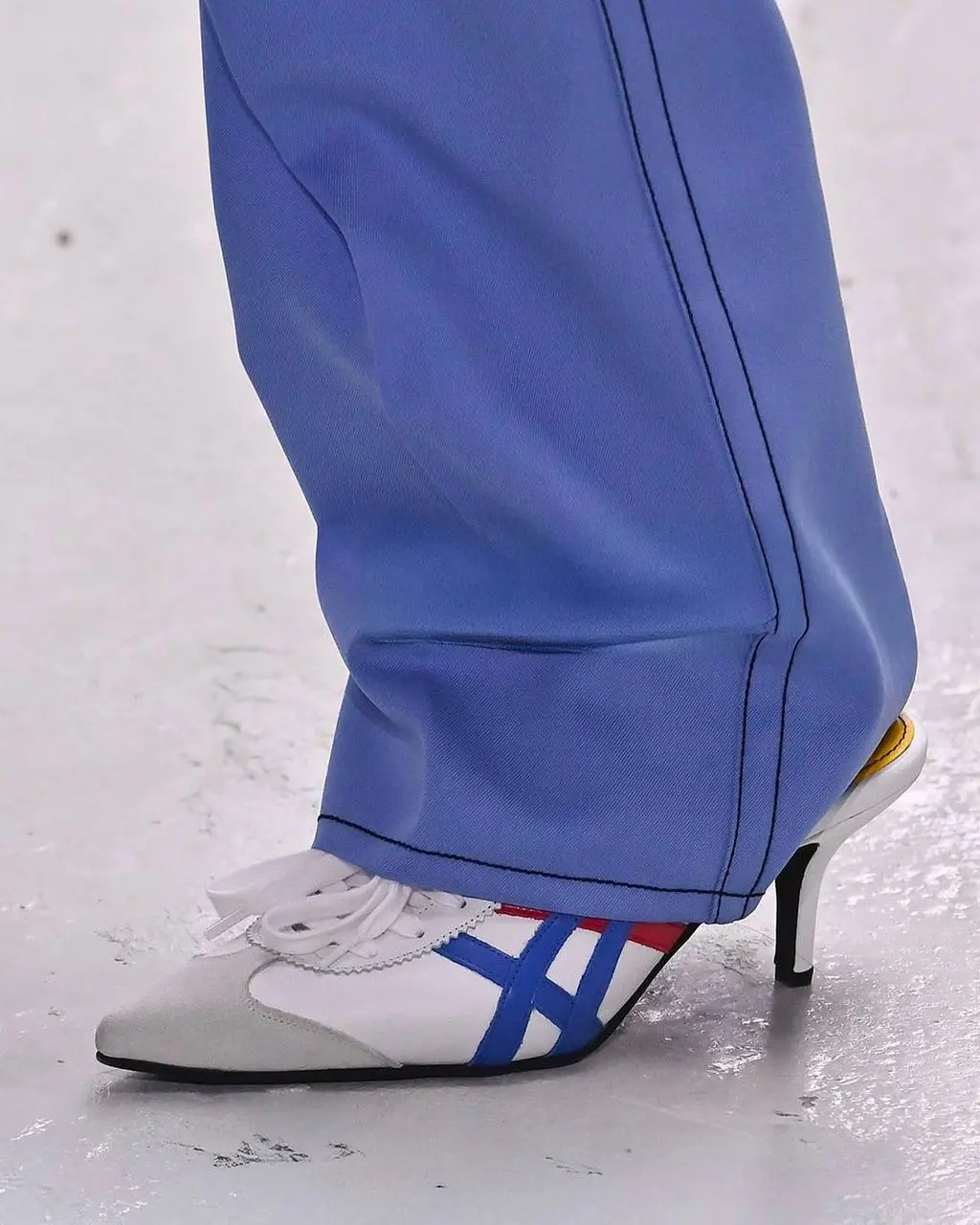 #Артем Каблук.
Кроссовки Mexico 66 от японского бренда Onitsuka стали так популярны, что их адаптируют под женские туфли на каблуке. Девушки смогут прикупить хайповую модель обуви уже этим летом. | Сетка — социальная сеть от hh.ru