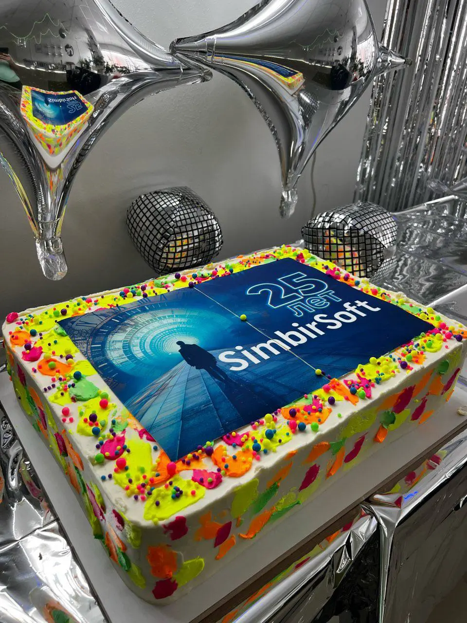 25 лет SimbirSoft — назад в будущее 💙
Юбилей компании — это не просто дата, а люди, ценности и путь, который мы прошли вместе | Сетка — социальная сеть от hh.ru