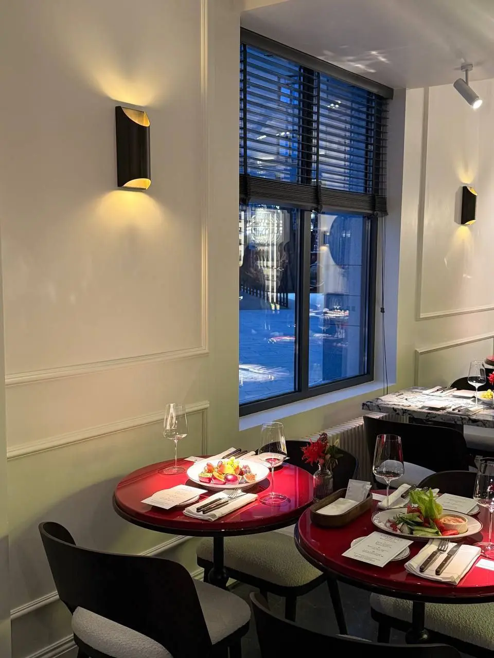 Закрылось Cherchez Bistrot — заведение затопили соседи. А хозяйка проекта Дарья Кузьмичева решила разом поменять все: название, концепцию, интерьер (художественная роспись потолка и стен!) и меню.
наб | Сетка — социальная сеть от hh.ru