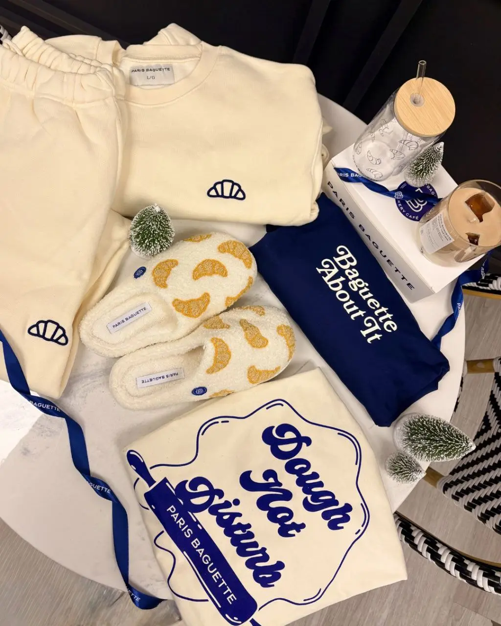 Forget Baguette about it
Эта фраза на мерче зацепила изначально моё внимание, а уже дальше меня было не остановить, и я пошла изучать сайт и соцсети | Сетка — социальная сеть от hh.ru