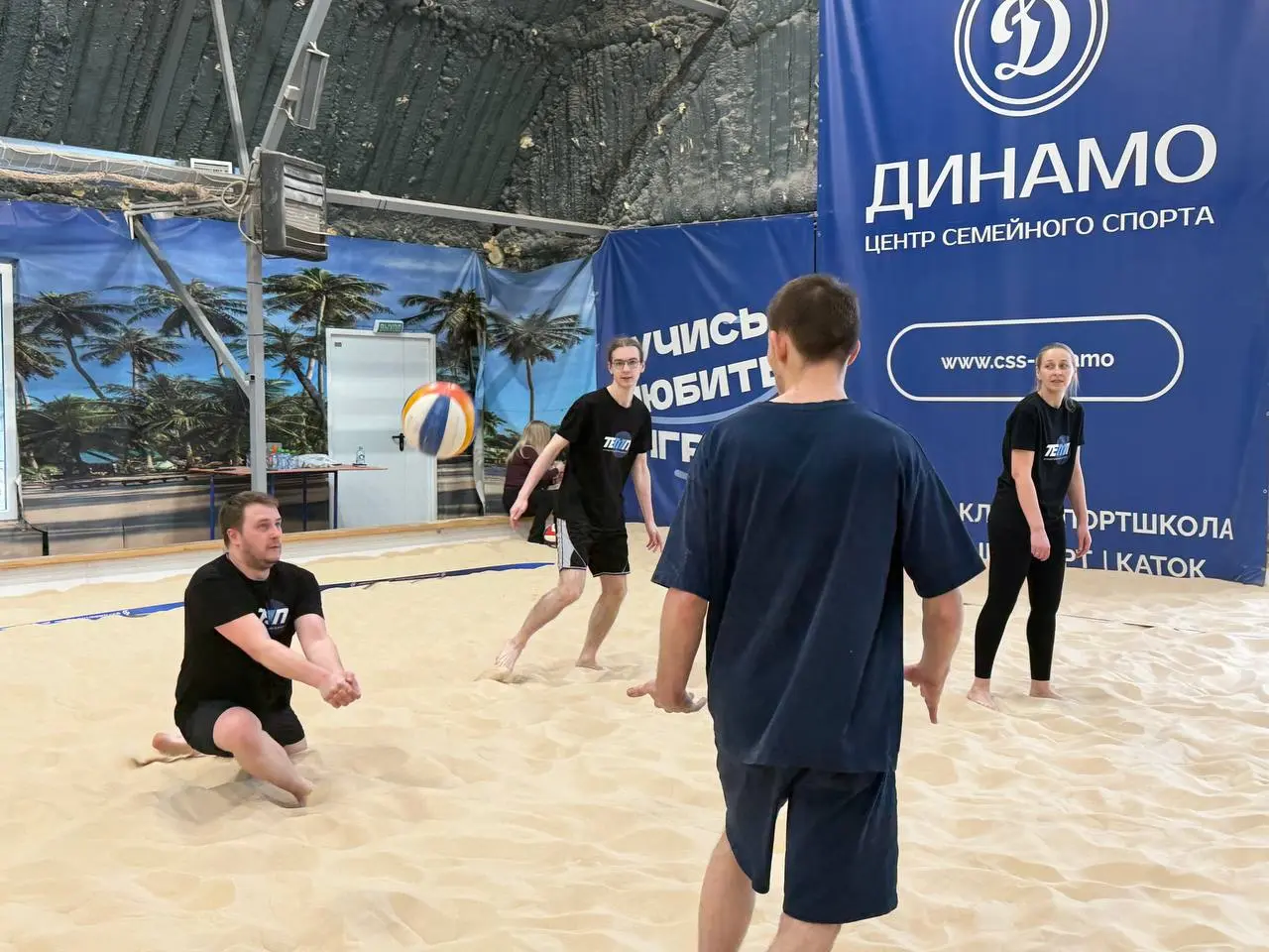 В эфире спортивные новости 🏃‍♀️⚽️
В последний день зимы сотрудники ТЕМП встретились на турнире по пляжному волейболу!
На песке сошлись две команды | Сетка — социальная сеть от hh.ru