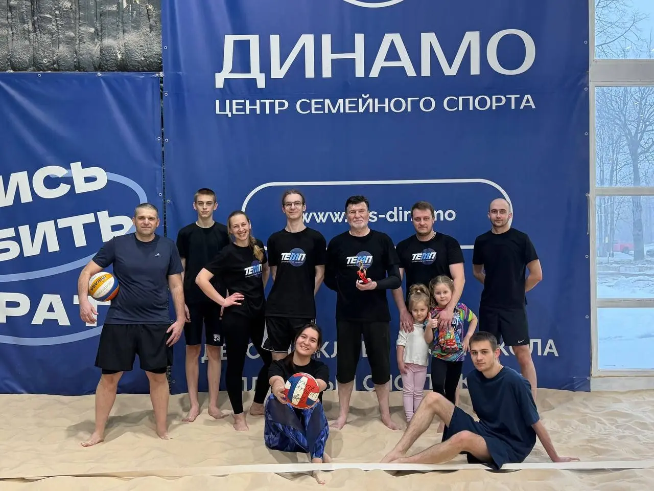 В эфире спортивные новости 🏃‍♀️⚽️
В последний день зимы сотрудники ТЕМП встретились на турнире по пляжному волейболу!
На песке сошлись две команды | Сетка — социальная сеть от hh.ru