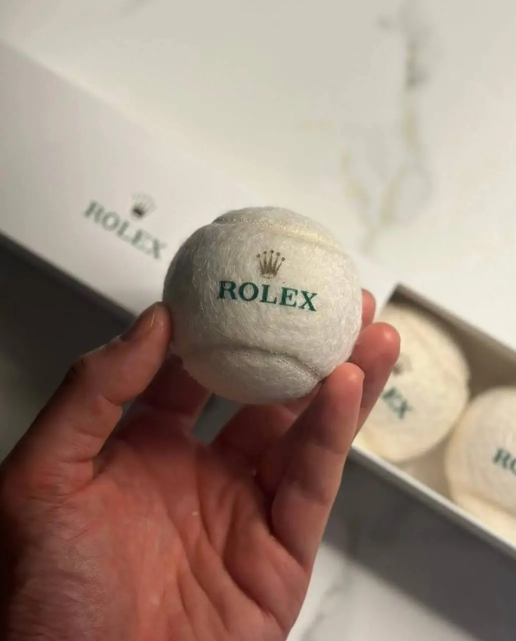 #Артем Шарики за ролики.
Зацените, какие теннисные мячи из войлока делает Rolex для Уимблдона. К слову, бренд часов является партнером и хронометристом теннисного турнира с 1978-го | Сетка — социальная сеть от hh.ru