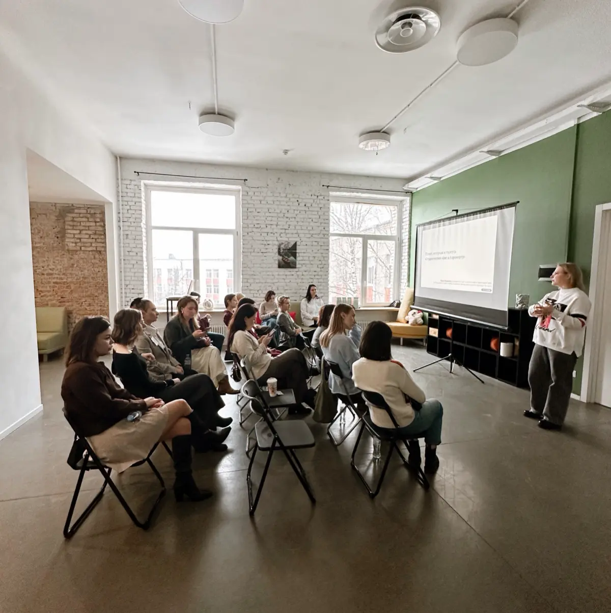 В субботу провожали зиму в коммьюнити HRPROSVET в СПб🔥 поговорили про студентов, hr этику и внедрение ценностей.
Рада была встретиться с коллегами и обсудить «а как в других компания» | Сетка — социальная сеть от hh.ru