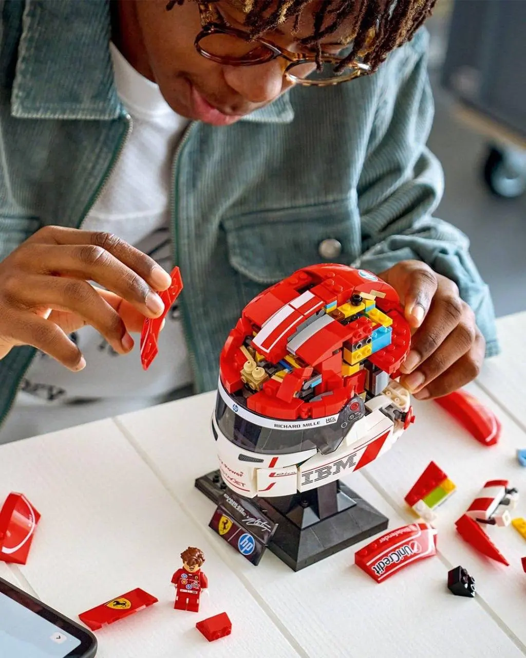 Новая коллаба LEGO с «Формулой-1» — они впервые выпускают мини-версии гоночных шлемов | Сетка — социальная сеть от hh.ru