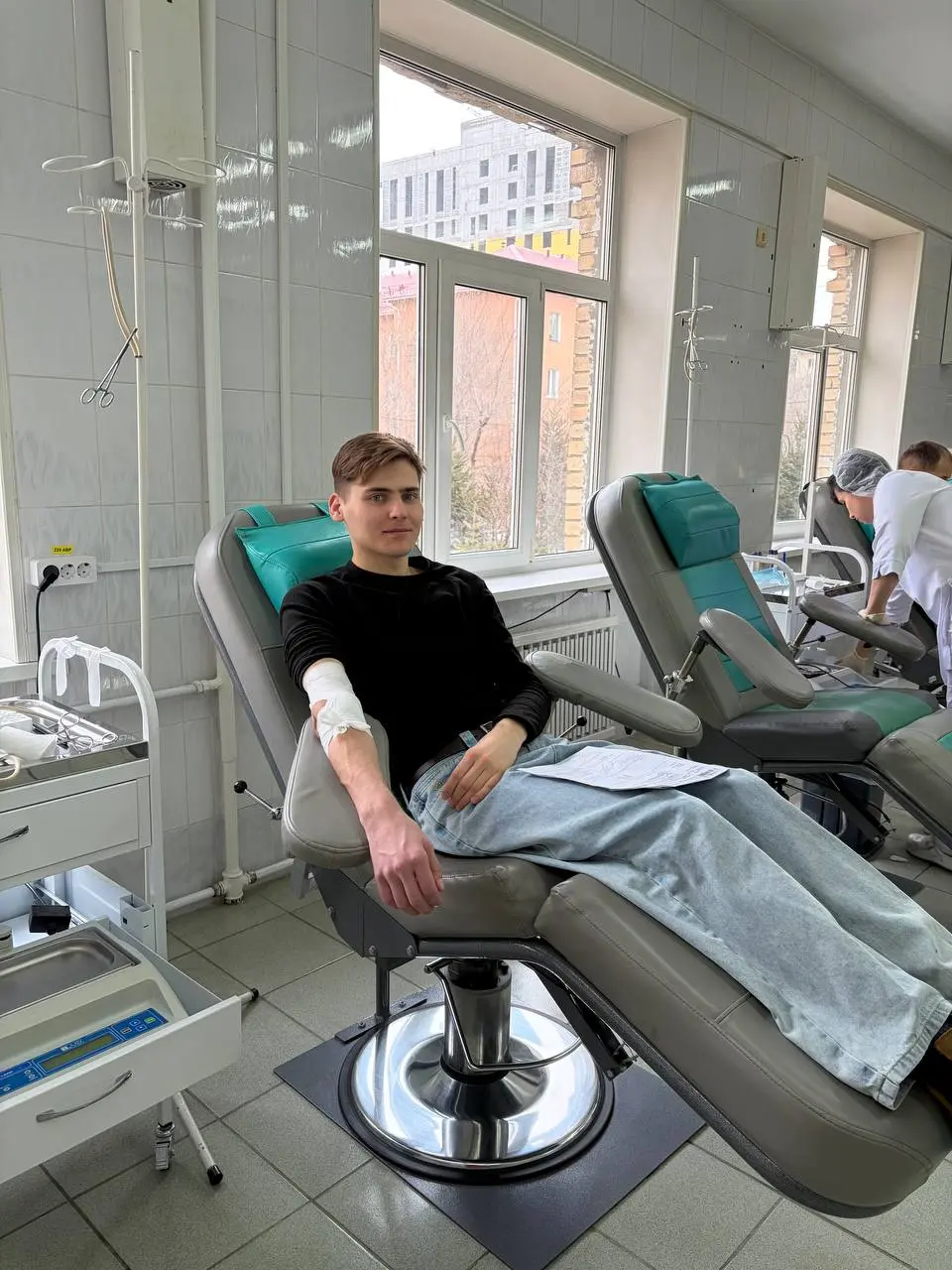 «Донорство — это „тихий подвиг“ во имя других… Ваша кровь — это искра, которая заставляет сердца спасённых биться с новой силой».
🫶🏻💉🚑🩸 | Сетка — социальная сеть от hh.ru