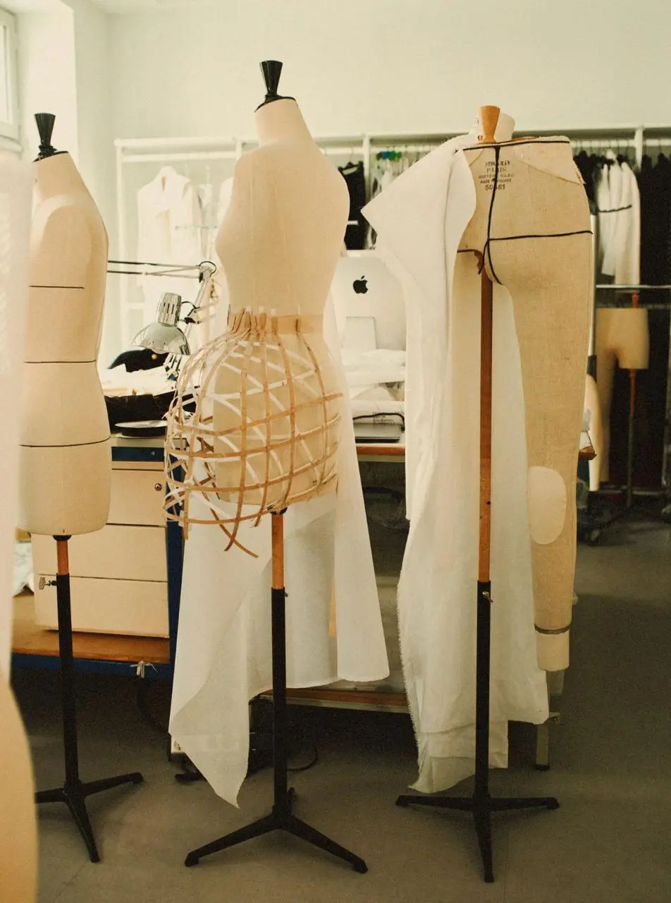 Уже завтра, 4 марта, в Париже состоится дебютный показ Антонена Трона для Balmain. Французский модельер занял пост креативного директора бренда в ноябре прошлого года, сменив Оливье Рустена | Сетка — социальная сеть от hh.ru