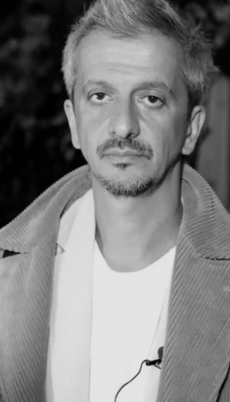 Портрет мыслителя 🎭
🔍 Профайлинг-разбор: Константин Богомолов, «человек, который всегда "не здесь"
Базовый психотип: ШИЗОИДНО-МЕЛАНХОЛИЧЕСКИЙ С ЭЛЕМЕНТАМИ ИСТЕРОИДНОСТИ | Сетка — социальная сеть от hh.ru
