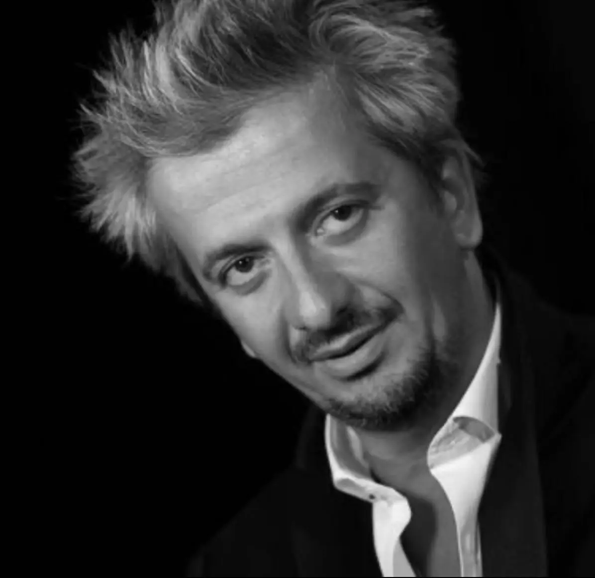 Портрет мыслителя 🎭
🔍 Профайлинг-разбор: Константин Богомолов, «человек, который всегда "не здесь"
Базовый психотип: ШИЗОИДНО-МЕЛАНХОЛИЧЕСКИЙ С ЭЛЕМЕНТАМИ ИСТЕРОИДНОСТИ | Сетка — социальная сеть от hh.ru
