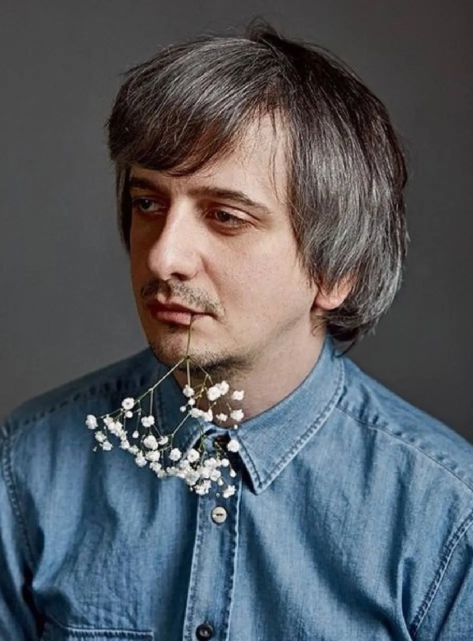 Портрет мыслителя 🎭
🔍 Профайлинг-разбор: Константин Богомолов, «человек, который всегда "не здесь"
Базовый психотип: ШИЗОИДНО-МЕЛАНХОЛИЧЕСКИЙ С ЭЛЕМЕНТАМИ ИСТЕРОИДНОСТИ | Сетка — социальная сеть от hh.ru