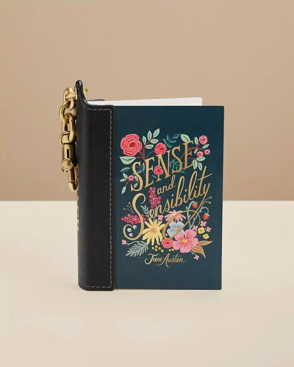 Комьюнити и обвесы-книги
На днях Coach объявили о запуске необычной коллекции Explore your story | Сетка — социальная сеть от hh.ru