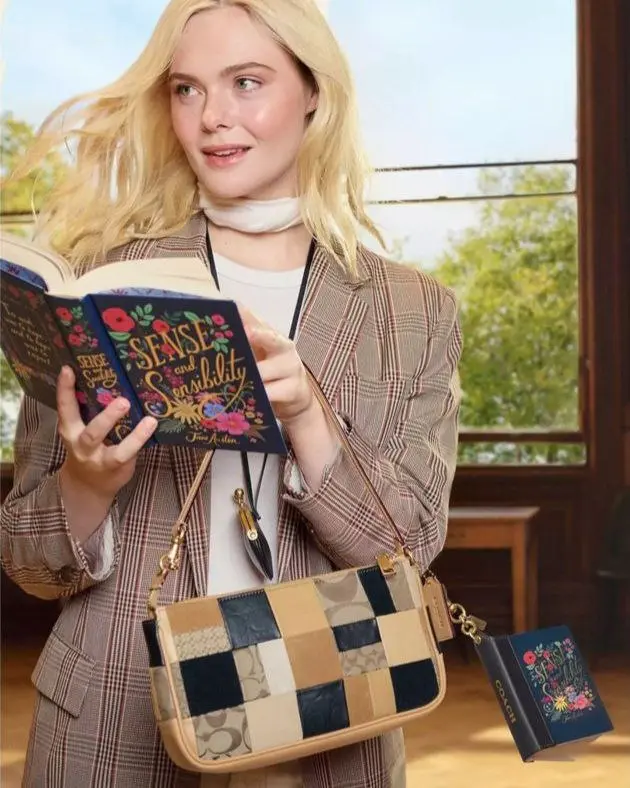 Комьюнити и обвесы-книги
На днях Coach объявили о запуске необычной коллекции Explore your story | Сетка — социальная сеть от hh.ru