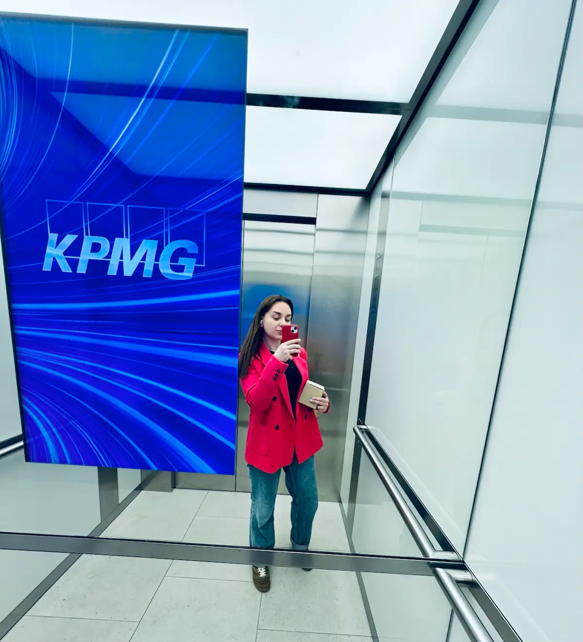 Это я в немецком KPMG работаю на проекте по запуску внутреннего ИИ-помощника и на пресейлах, сейчас в Москве уже)
Не пылиться же добру в галерее😁 | Сетка — социальная сеть от hh.ru