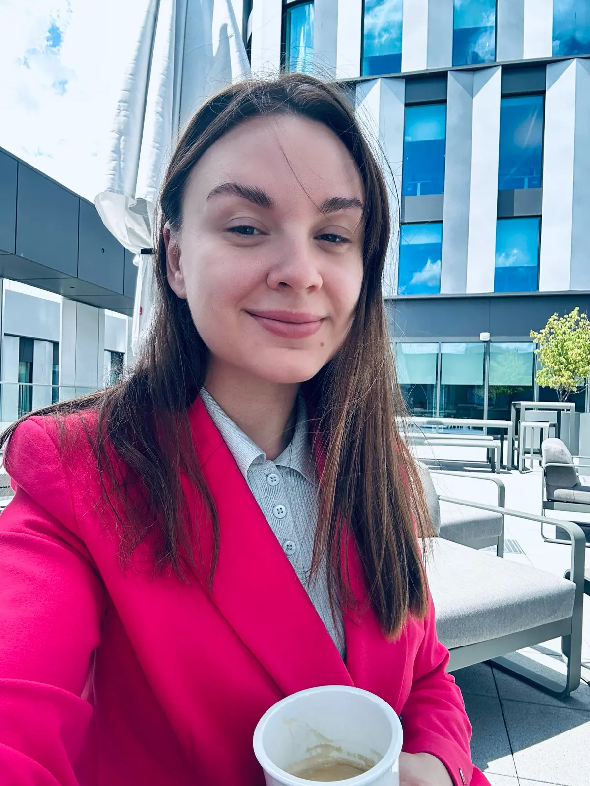 Это я в немецком KPMG работаю на проекте по запуску внутреннего ИИ-помощника и на пресейлах, сейчас в Москве уже)
Не пылиться же добру в галерее😁 | Сетка — социальная сеть от hh.ru