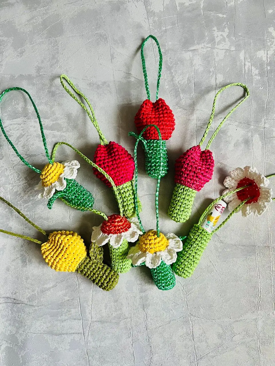 🌸 ВНУТРИ ЦВЕТКА — ПОДАРОК.
А СНАРУЖИ — ВЕСНА.
Подвесы из рафия.
🌼 Ромашки — нежные, как лето.
🌷 Тюльпаны — яркие, как настоящая весна.
А внутри некоторых — гигиеническая помада | Сетка — социальная сеть от hh.ru