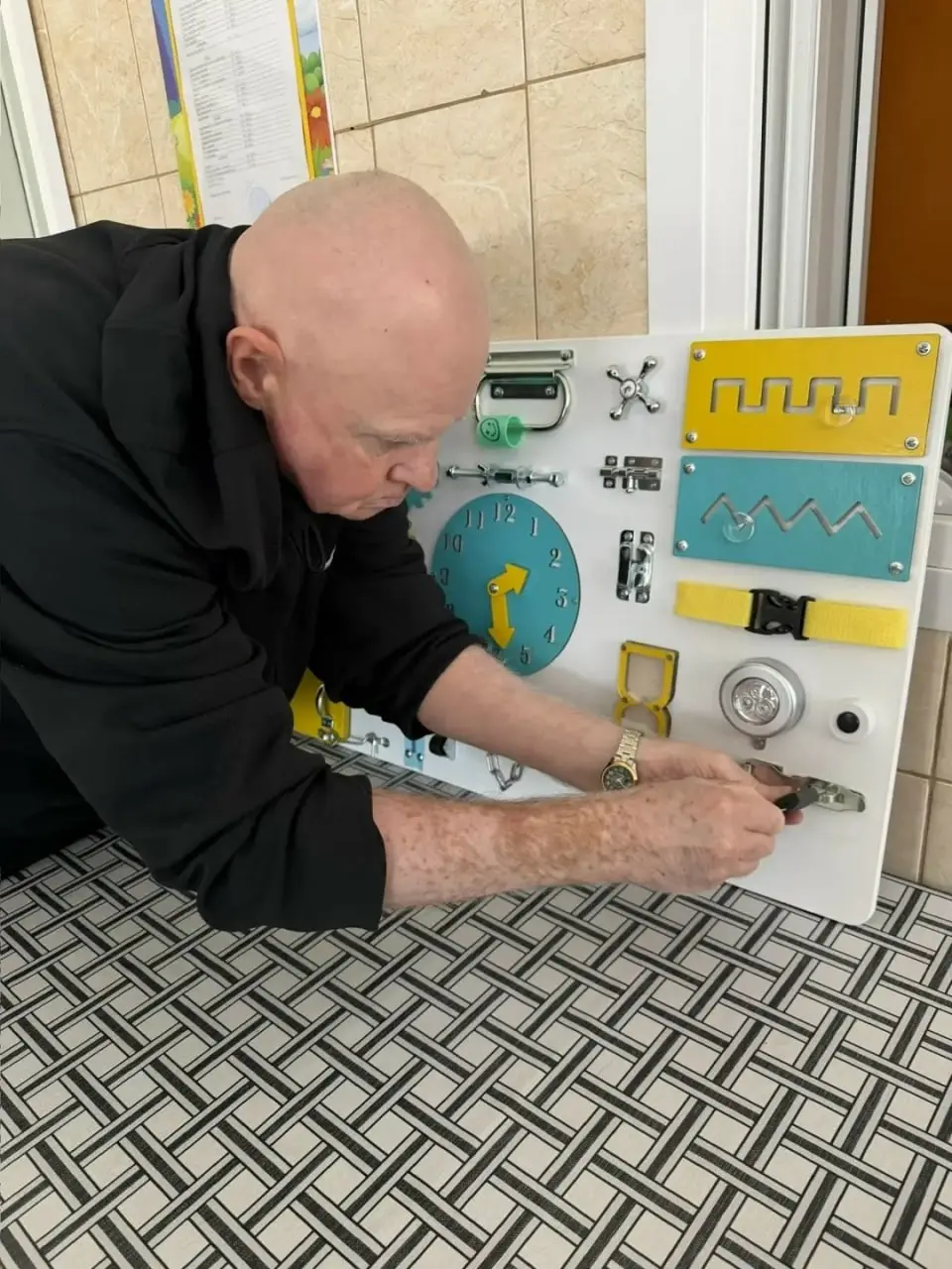 Доброе утро! 🌞
На этой недели наш партнер передал развивающую игру «Бизиборд» для Гиагинского Дома-интерната | Сетка — социальная сеть от hh.ru