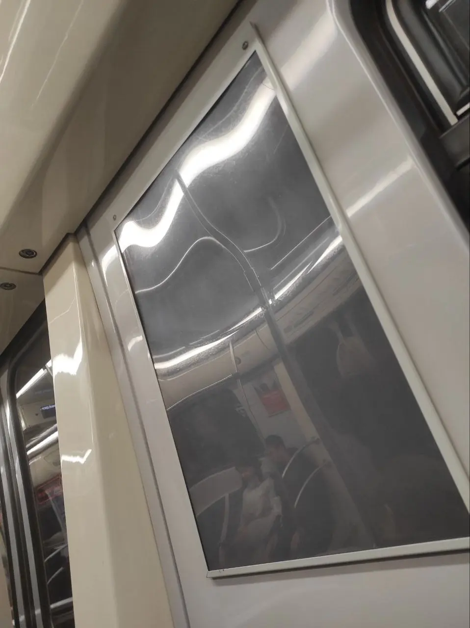 В Московском метро заметили, что не все успели подсуетиться и сменить креативы к 1 марта | Сетка — социальная сеть от hh.ru