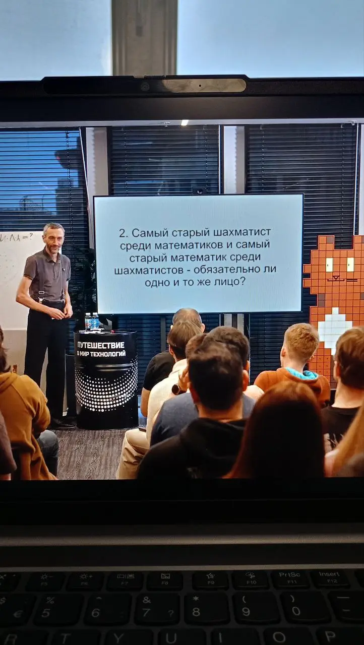 про математическое мышление
— я опоздал на лекцию на полчаса, помогите!
— мы не опоздали, но нам тоже очень сильно нужна помощь.. | Сетка — социальная сеть от hh.ru