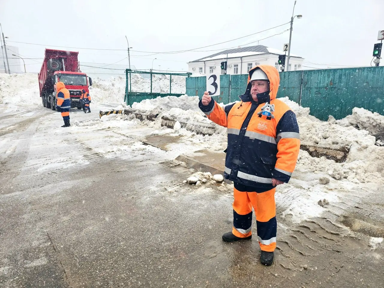 А ❄️🌨️снег все идет, а мы все 💦сплавляем его на очистные сооружения для утилизации, чтобы в Москве было чисто | Сетка — социальная сеть от hh.ru