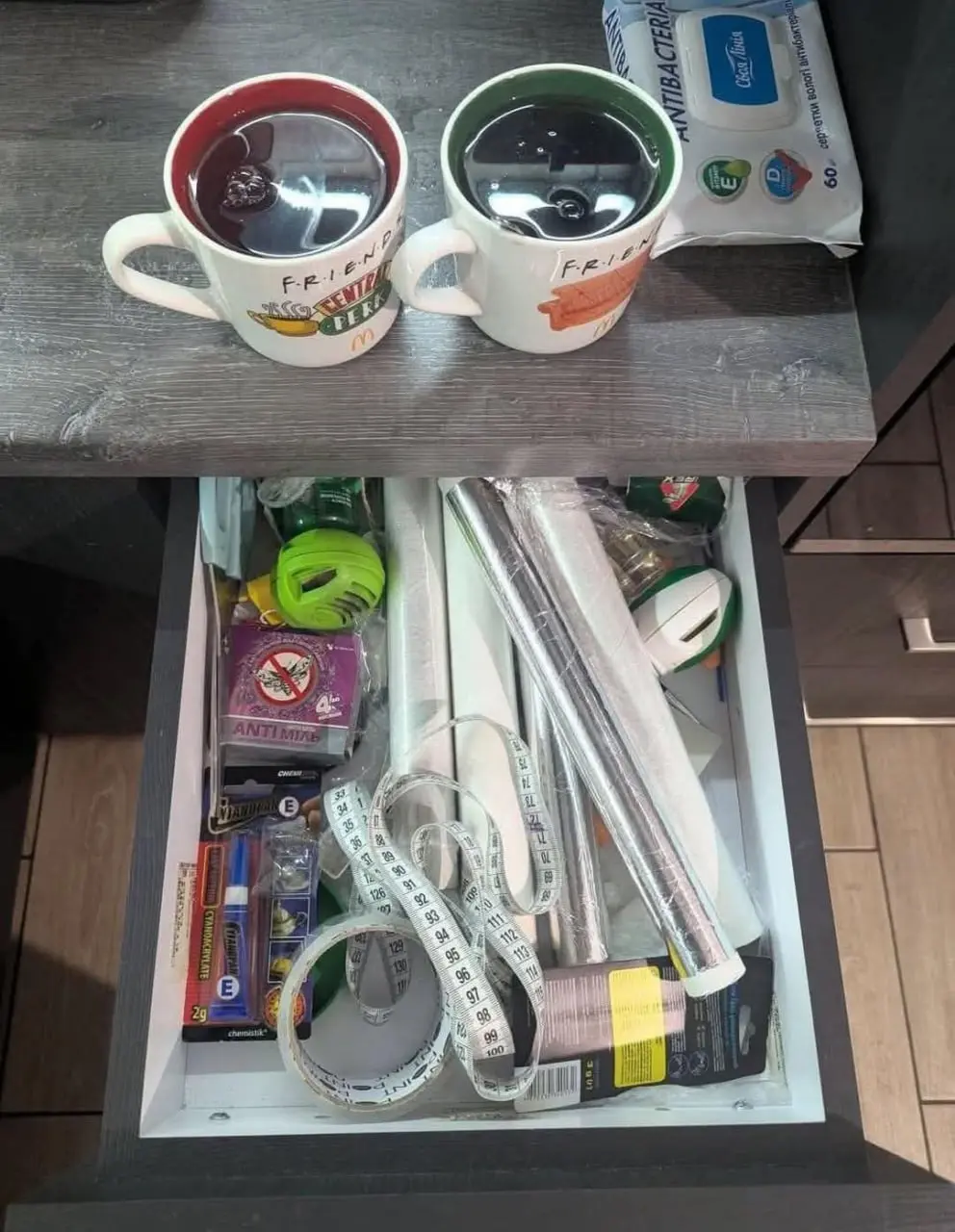 Поговаривают, что женщина находит ножницы на этом фото за 5 секунд.
Мужчины же не видят их вовсе.
Считаю, что все это полная чушь. Я вот нашел. И жена мне не помогала.
#хиханькихаханьки
@M3ybeev | Сетка — социальная сеть от hh.ru