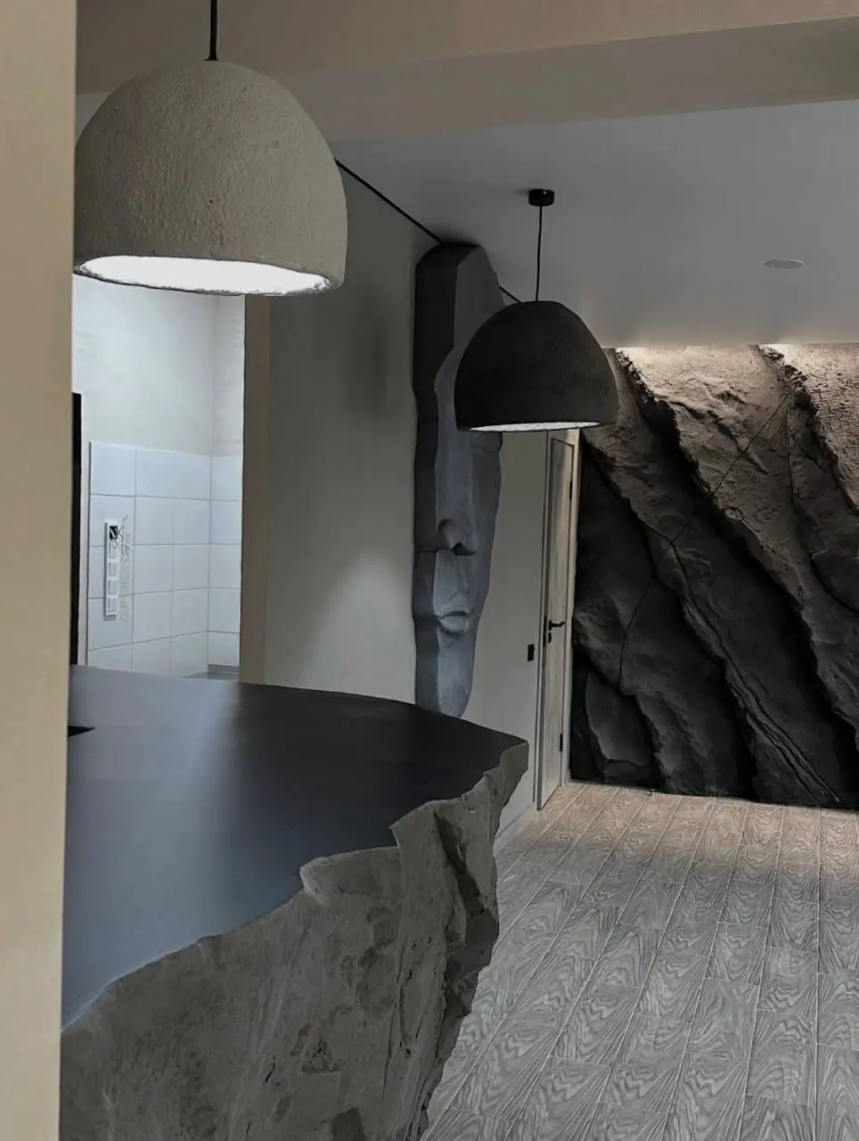 ☕️ Этот интерьер кофейни пример того, как декоративные материалы формируют настроение пространства
Здесь декор не «фон», а главный инструмент атмосферы ✨
Комбинация разных фактур делает интерьер живым... | Сетка — социальная сеть от hh.ru