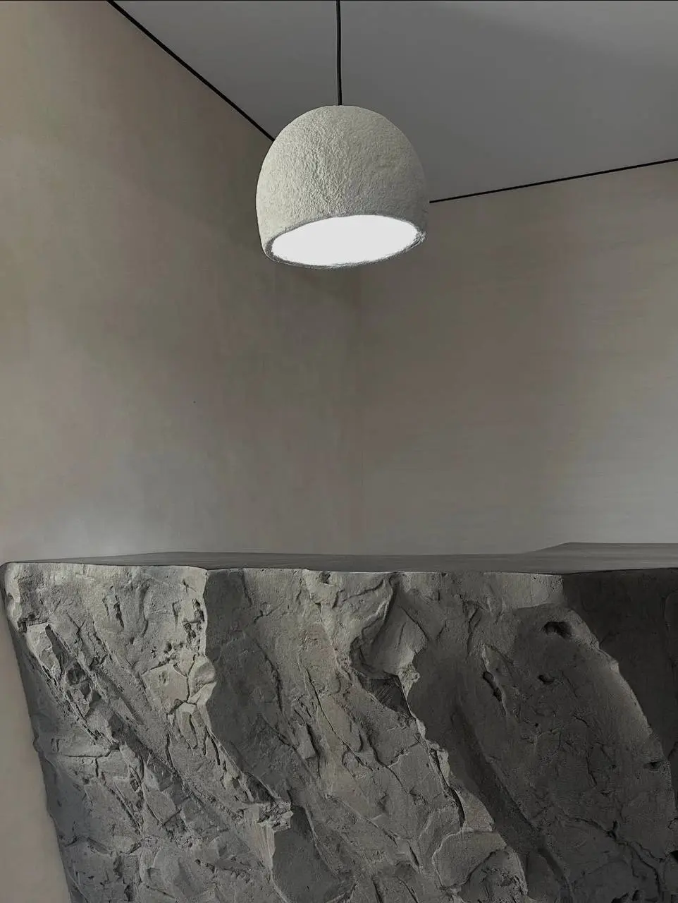 ☕️ Этот интерьер кофейни пример того, как декоративные материалы формируют настроение пространства
Здесь декор не «фон», а главный инструмент атмосферы ✨
Комбинация разных фактур делает интерьер живым... | Сетка — социальная сеть от hh.ru