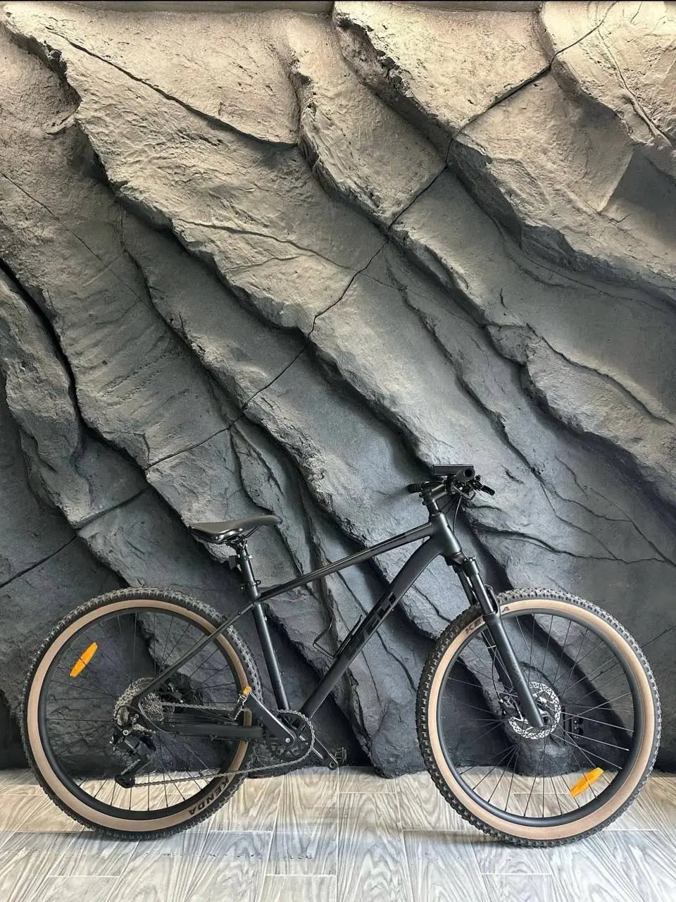 ☕️ Этот интерьер кофейни пример того, как декоративные материалы формируют настроение пространства
Здесь декор не «фон», а главный инструмент атмосферы ✨
Комбинация разных фактур делает интерьер живым... | Сетка — социальная сеть от hh.ru