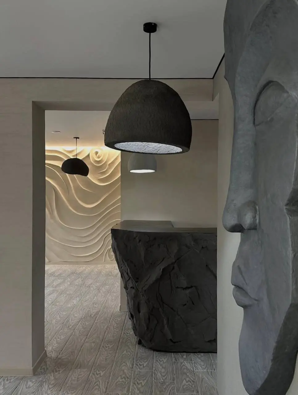 ☕️ Этот интерьер кофейни пример того, как декоративные материалы формируют настроение пространства
Здесь декор не «фон», а главный инструмент атмосферы ✨
Комбинация разных фактур делает интерьер живым... | Сетка — социальная сеть от hh.ru